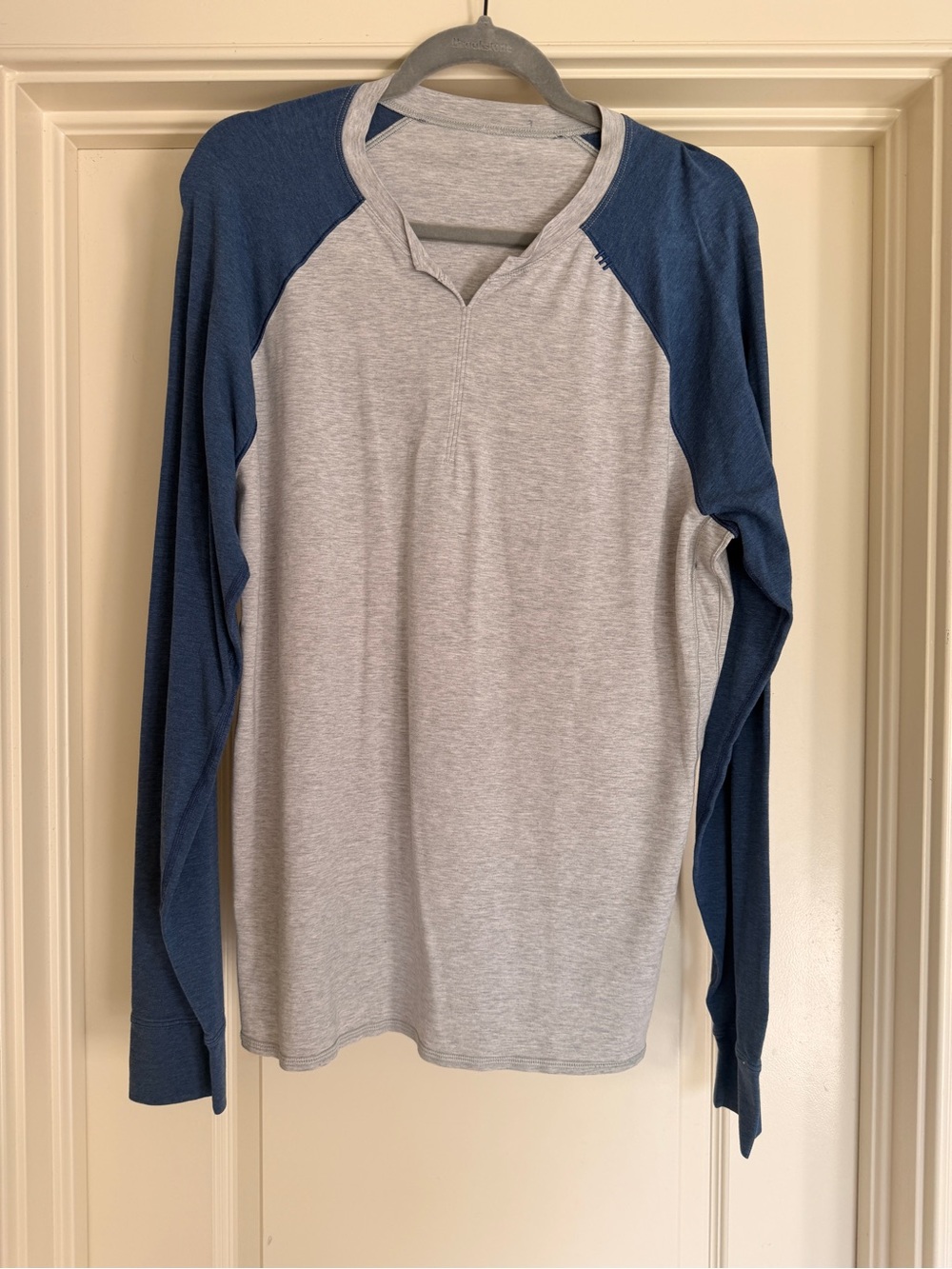 lululemon athletica Men's Long Sleeve Raglan Tee - Heather Gray & Navy